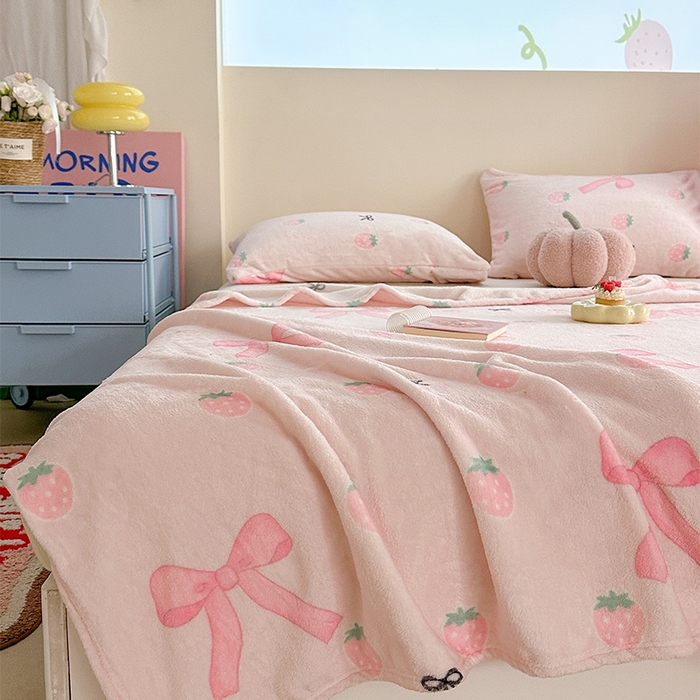 91家纺网 家纺一手货源 找家纺 贝扬思家纺 2025新款四季款双面印花牛奶绒毛毯空调毯 草莓园