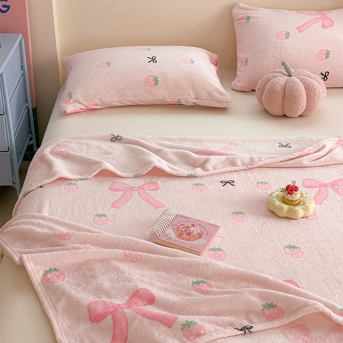 91家纺网 家纺一手货源 找家纺 贝扬思家纺 2025新款四季款双面印花牛奶绒毛毯空调毯 草莓园