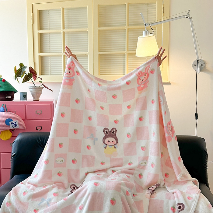 91家纺网 家纺一手货源 找家纺 贝扬思家纺 2025新款四季款双面印花牛奶绒毛毯空调毯 奶糖拉布布