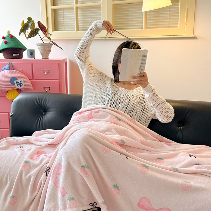 91家纺网 家纺一手货源 找家纺 贝扬思家纺 2025新款四季款双面印花牛奶绒毛毯空调毯 草莓园