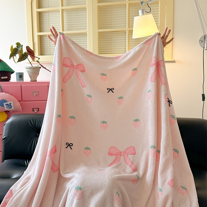 91家纺网 家纺一手货源 找家纺 贝扬思家纺 2025新款四季款双面印花牛奶绒毛毯空调毯 草莓园