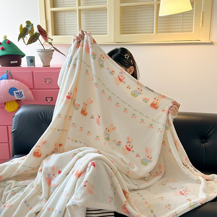 91家纺网 家纺一手货源 找家纺 贝扬思家纺 2025新款四季款双面印花牛奶绒毛毯空调毯 小兔胡萝卜