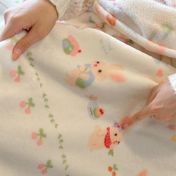 91家纺网 家纺一手货源 找家纺 贝扬思家纺 2025新款四季款双面印花牛奶绒毛毯空调毯 小兔胡萝卜