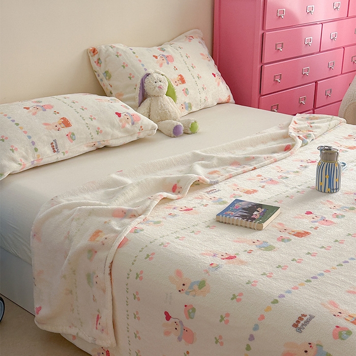 91家纺网 家纺一手货源 找家纺 贝扬思家纺 2025新款四季款双面印花牛奶绒毛毯空调毯 小兔胡萝卜