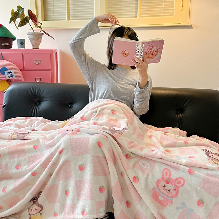 91家纺网 家纺一手货源 找家纺 贝扬思家纺 2025新款四季款双面印花牛奶绒毛毯空调毯 奶糖拉布布