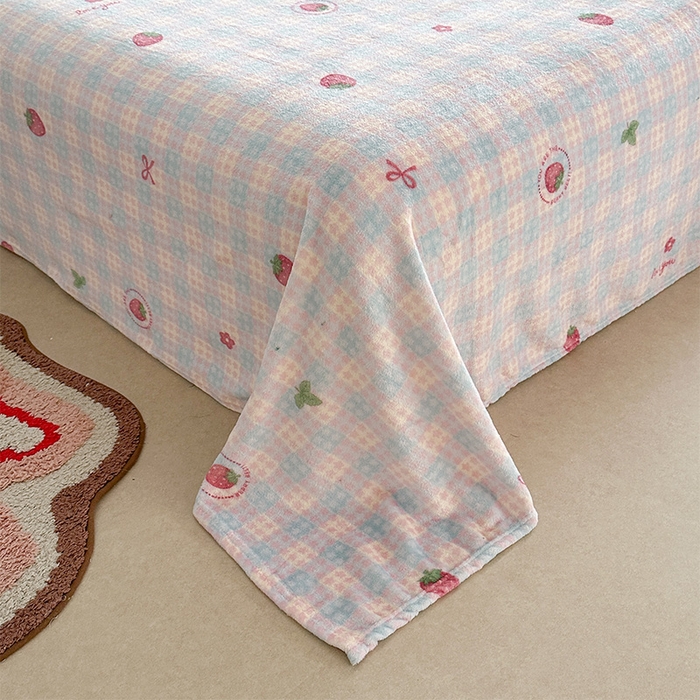 91家纺网 家纺一手货源 找家纺 贝扬思家纺 2025新款四季款双面印花牛奶绒毛毯空调毯 草莓奶茶