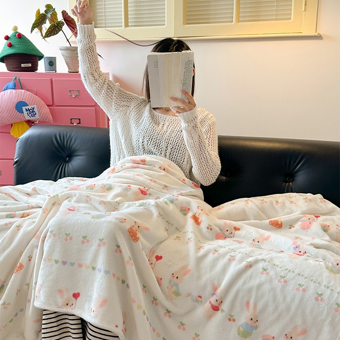 91家纺网 家纺一手货源 找家纺 贝扬思家纺 2025新款四季款双面印花牛奶绒毛毯空调毯 小兔胡萝卜