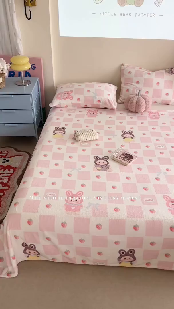 91家纺网 家纺一手货源 找家纺 贝扬思家纺 2025新款四季款双面印花牛奶绒毛毯空调毯 奶糖拉布布