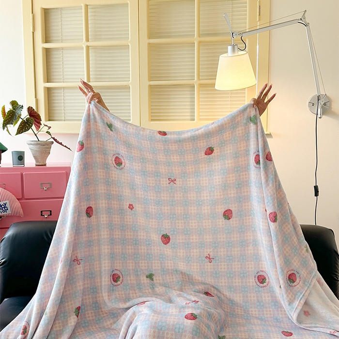 91家纺网 家纺一手货源 找家纺 贝扬思家纺 2025新款四季款双面印花牛奶绒毛毯空调毯 草莓奶茶
