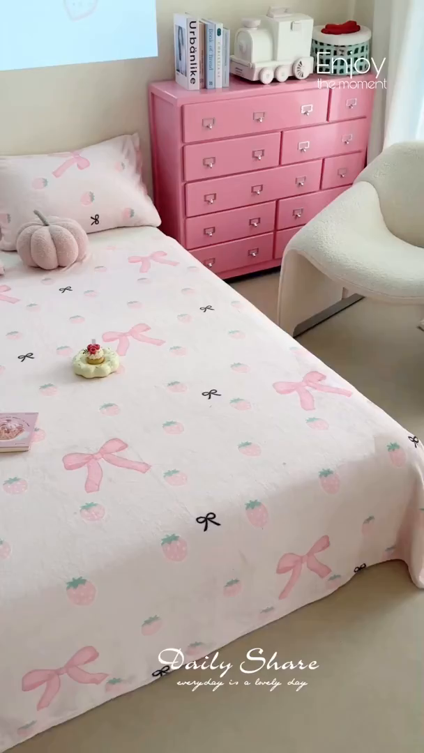 91家纺网 家纺一手货源 找家纺 贝扬思家纺 2025新款四季款双面印花牛奶绒毛毯空调毯 草莓园