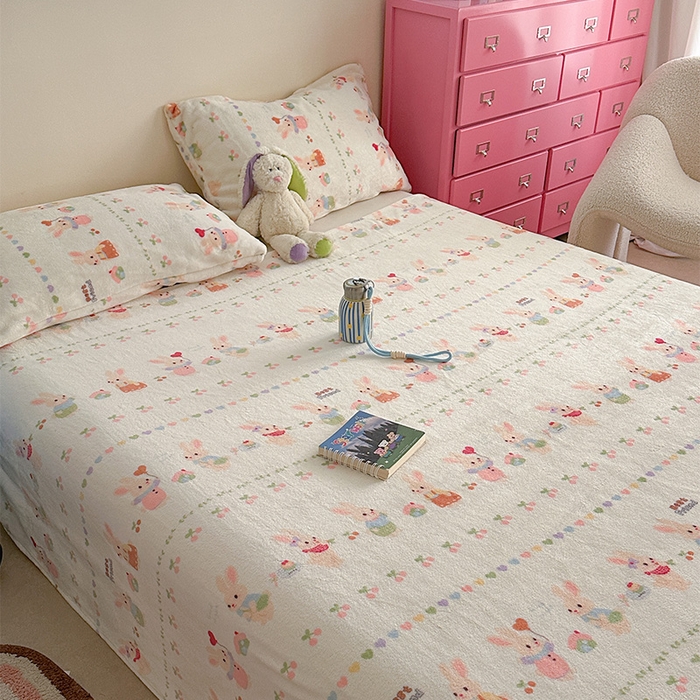 91家纺网 家纺一手货源 找家纺 贝扬思家纺 2025新款四季款双面印花牛奶绒毛毯空调毯 小兔胡萝卜