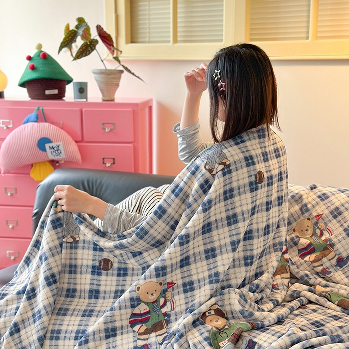 91家纺网 家纺一手货源 找家纺 贝扬思家纺 2025新款四季款双面印花牛奶绒毛毯空调毯 穿鞋的熊