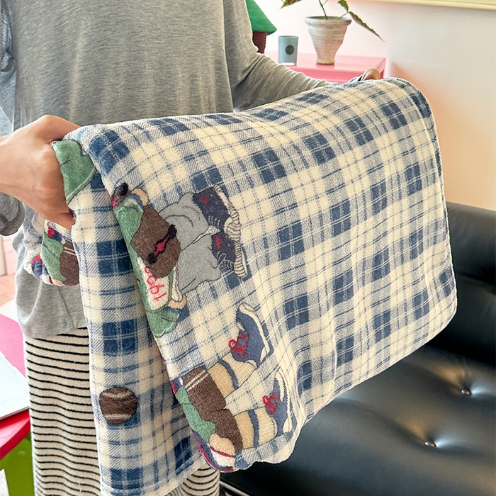 91家纺网 家纺一手货源 找家纺 贝扬思家纺 2025新款四季款双面印花牛奶绒毛毯空调毯 穿鞋的熊