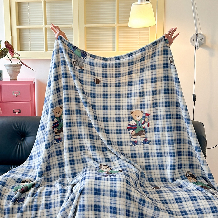 91家纺网 家纺一手货源 找家纺 贝扬思家纺 2025新款四季款双面印花牛奶绒毛毯空调毯 穿鞋的熊