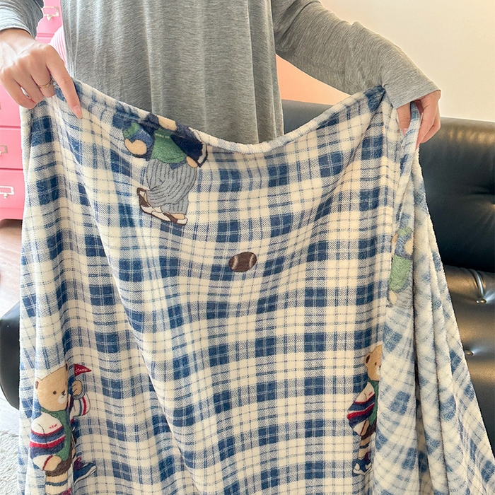 91家纺网 家纺一手货源 找家纺 贝扬思家纺 2025新款四季款双面印花牛奶绒毛毯空调毯 穿鞋的熊