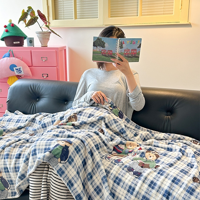 91家纺网 家纺一手货源 找家纺 贝扬思家纺 2025新款四季款双面印花牛奶绒毛毯空调毯 穿鞋的熊