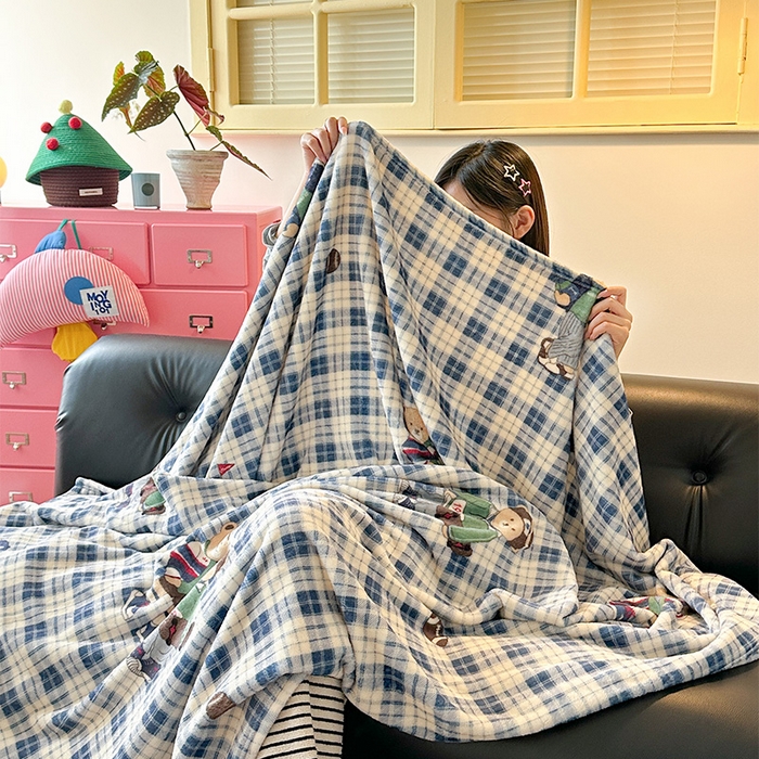 91家纺网 家纺一手货源 找家纺 贝扬思家纺 2025新款四季款双面印花牛奶绒毛毯空调毯 穿鞋的熊