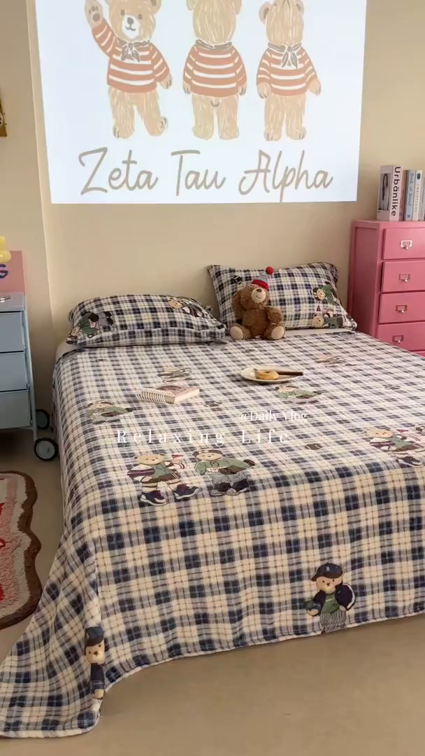 91家纺网 家纺一手货源 找家纺 贝扬思家纺 2025新款四季款双面印花牛奶绒毛毯空调毯 穿鞋的熊