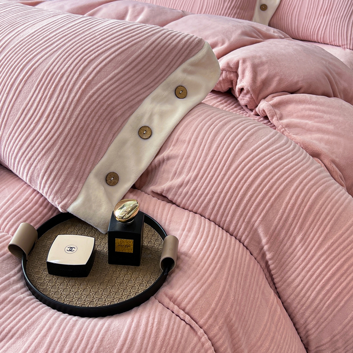 91家纺网 家纺一手货源 找家纺 慕希家纺 2025新款亲肤舒适高克重牛奶绒纽扣款四件套 纽扣款-玫瑰粉