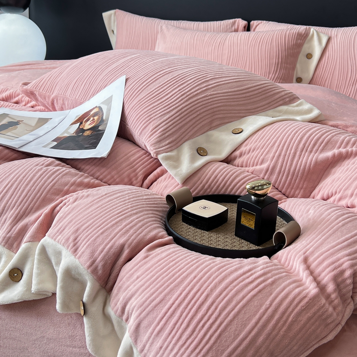 91家纺网 家纺一手货源 找家纺 慕希家纺 2025新款亲肤舒适高克重牛奶绒纽扣款四件套 纽扣款-玫瑰粉