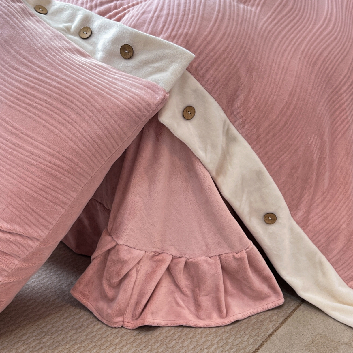 91家纺网 家纺一手货源 找家纺 慕希家纺 2025新款亲肤舒适高克重牛奶绒纽扣款四件套 纽扣款-玫瑰粉