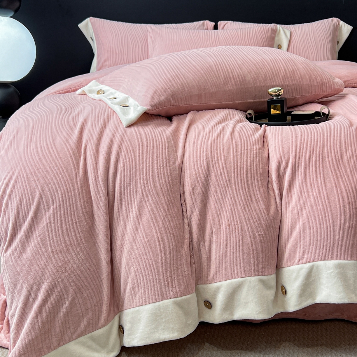 91家纺网 家纺一手货源 找家纺 慕希家纺 2025新款亲肤舒适高克重牛奶绒纽扣款四件套 纽扣款-玫瑰粉