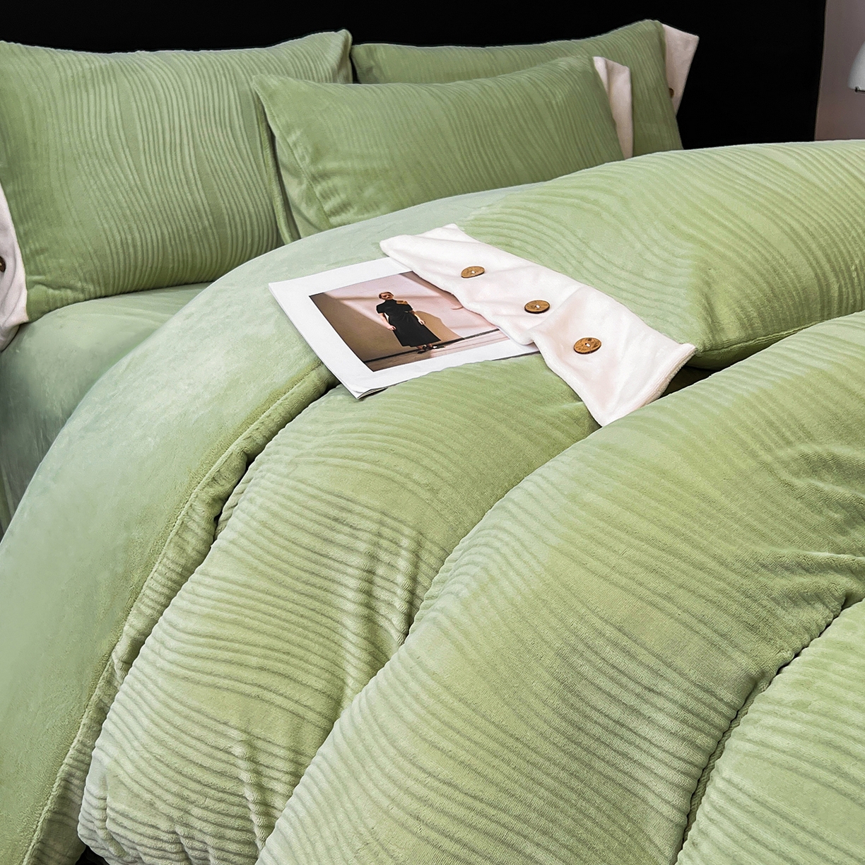 91家纺网 家纺一手货源 找家纺 （总）慕希家纺 2025新款亲肤舒适高克重牛奶绒纽扣款四件套