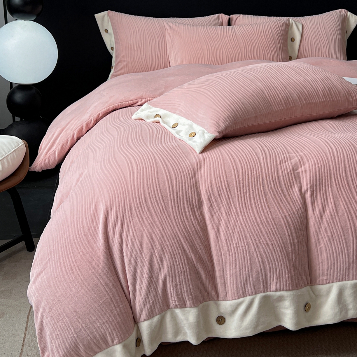 91家纺网 家纺一手货源 找家纺 慕希家纺 2025新款亲肤舒适高克重牛奶绒纽扣款四件套 纽扣款-玫瑰粉