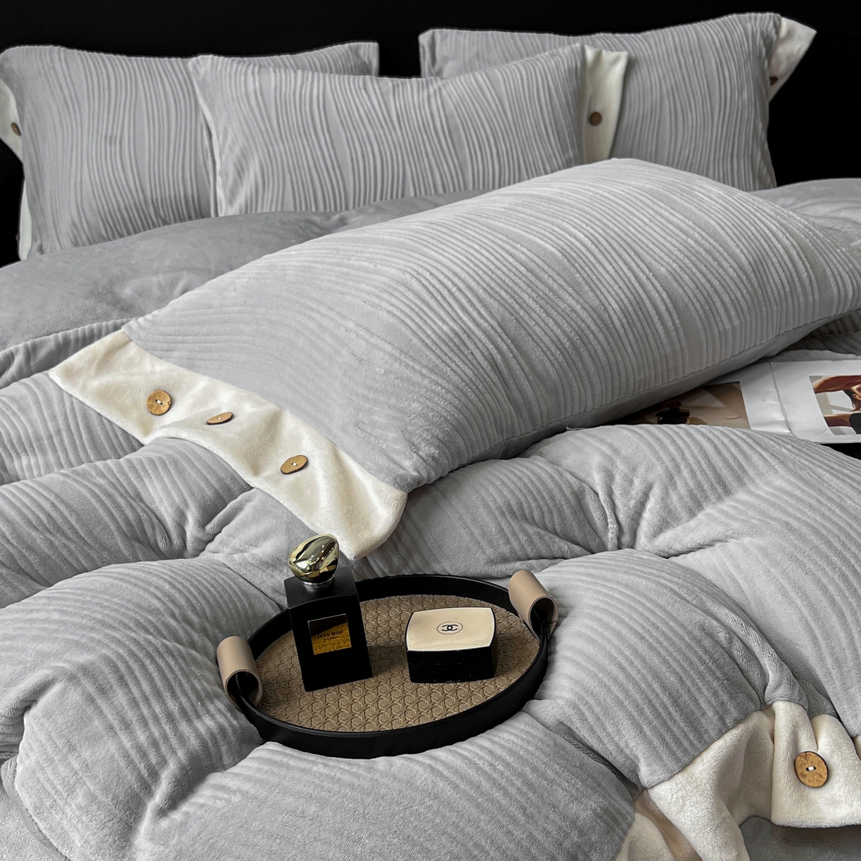 91家纺网 家纺一手货源 找家纺 慕希家纺 2025新款亲肤舒适高克重牛奶绒纽扣款四件套 纽扣款-岛屿灰