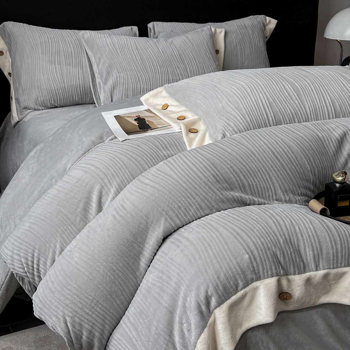 91家纺网 家纺一手货源 找家纺 慕希家纺 2025新款亲肤舒适高克重牛奶绒纽扣款四件套 纽扣款-岛屿灰