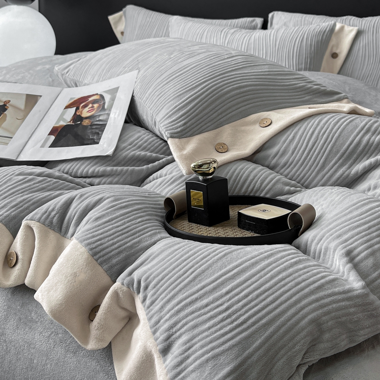 91家纺网 家纺一手货源 找家纺 慕希家纺 2025新款亲肤舒适高克重牛奶绒纽扣款四件套 纽扣款-岛屿灰