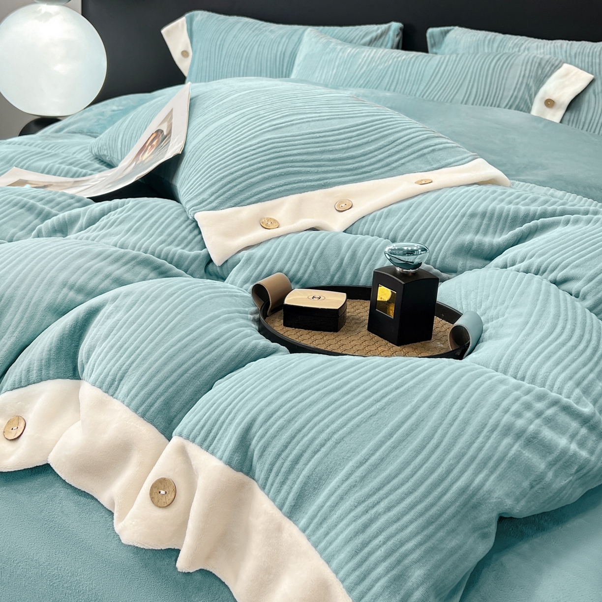 91家纺网 家纺一手货源 找家纺 慕希家纺 2025新款亲肤舒适高克重牛奶绒纽扣款四件套 纽扣款-海茵蓝