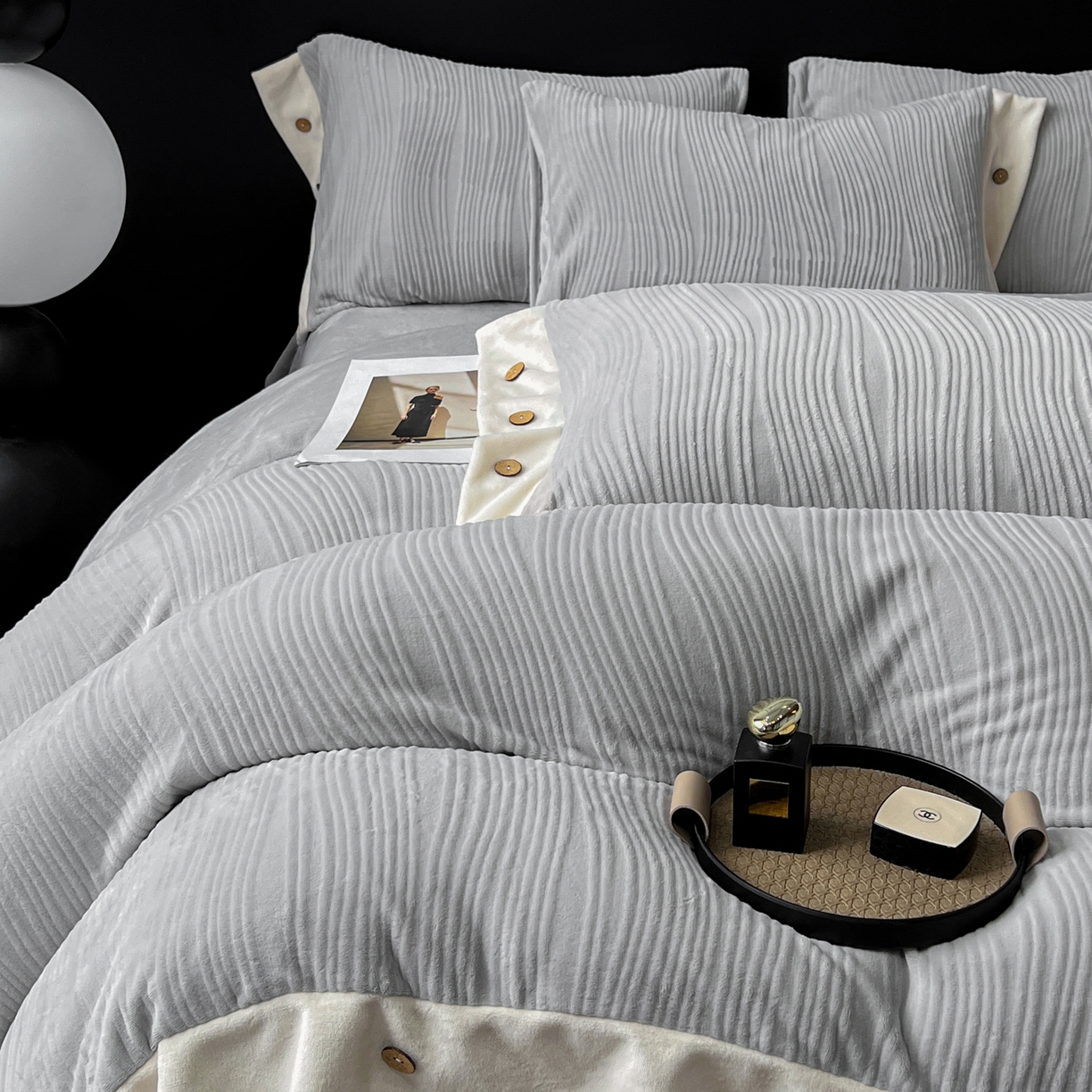 91家纺网 家纺一手货源 找家纺 慕希家纺 2025新款亲肤舒适高克重牛奶绒纽扣款四件套 纽扣款-岛屿灰