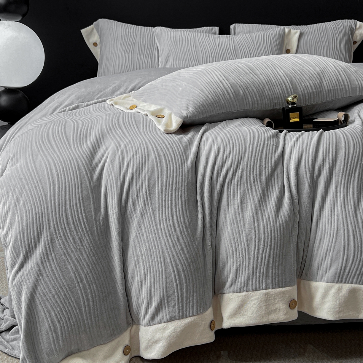 91家纺网 家纺一手货源 找家纺 慕希家纺 2025新款亲肤舒适高克重牛奶绒纽扣款四件套 纽扣款-岛屿灰