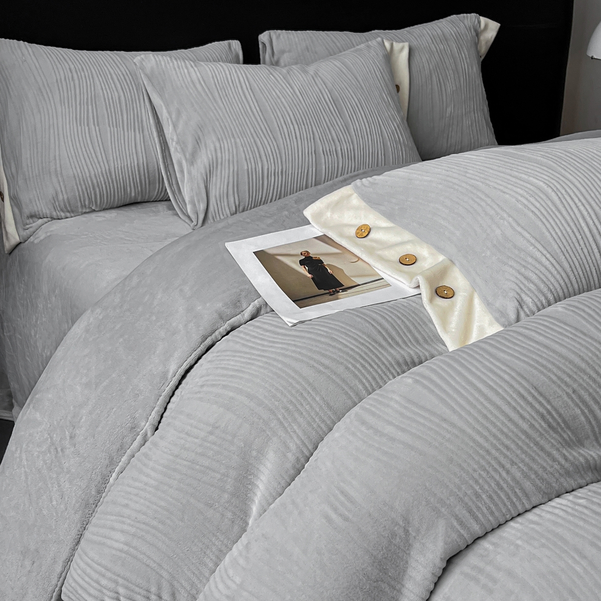 91家纺网 家纺一手货源 找家纺 慕希家纺 2025新款亲肤舒适高克重牛奶绒纽扣款四件套 纽扣款-岛屿灰