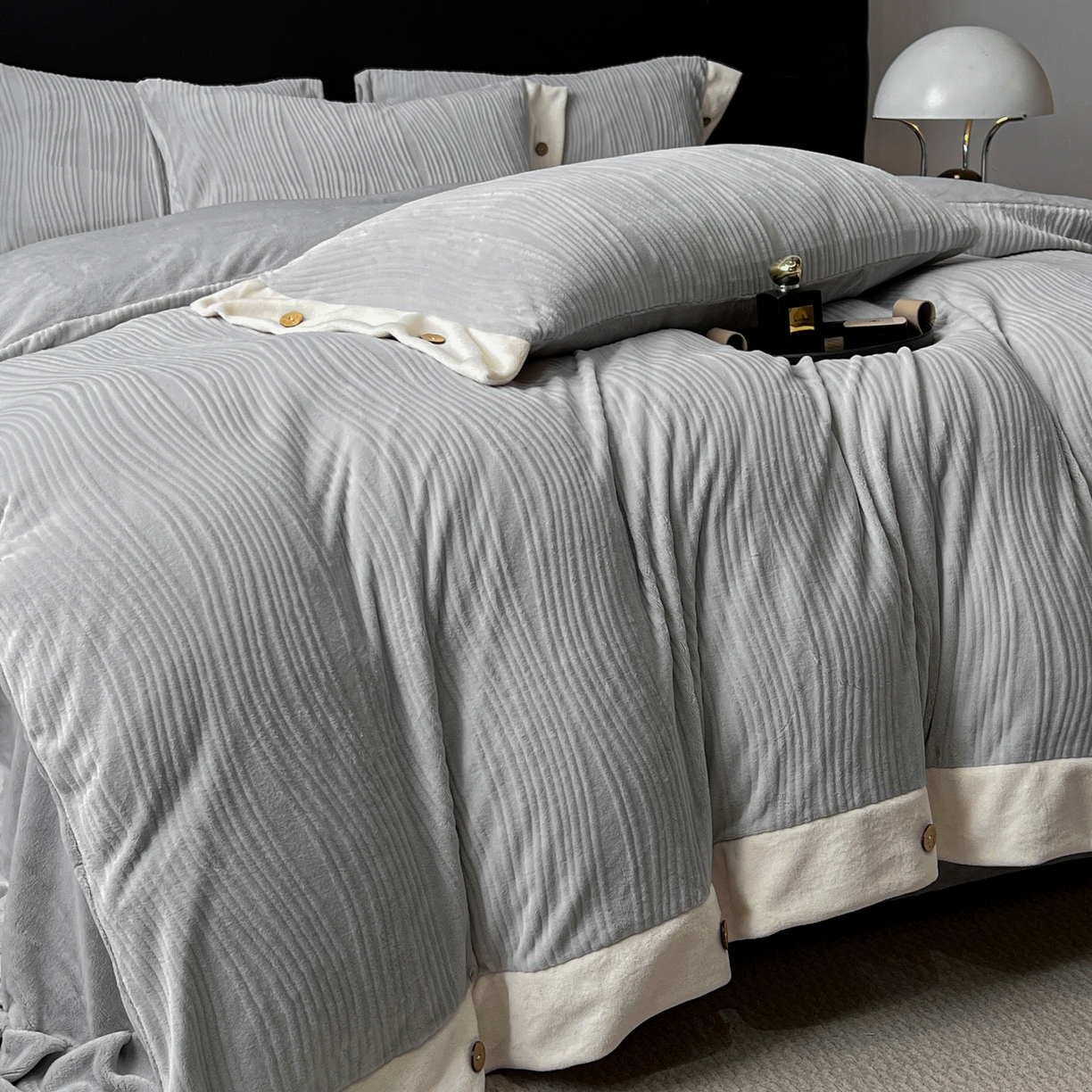 91家纺网 家纺一手货源 找家纺 慕希家纺 2025新款亲肤舒适高克重牛奶绒纽扣款四件套 纽扣款-岛屿灰