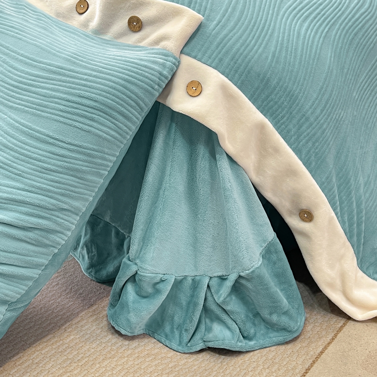 91家纺网 家纺一手货源 找家纺 慕希家纺 2025新款亲肤舒适高克重牛奶绒纽扣款四件套 纽扣款-海茵蓝