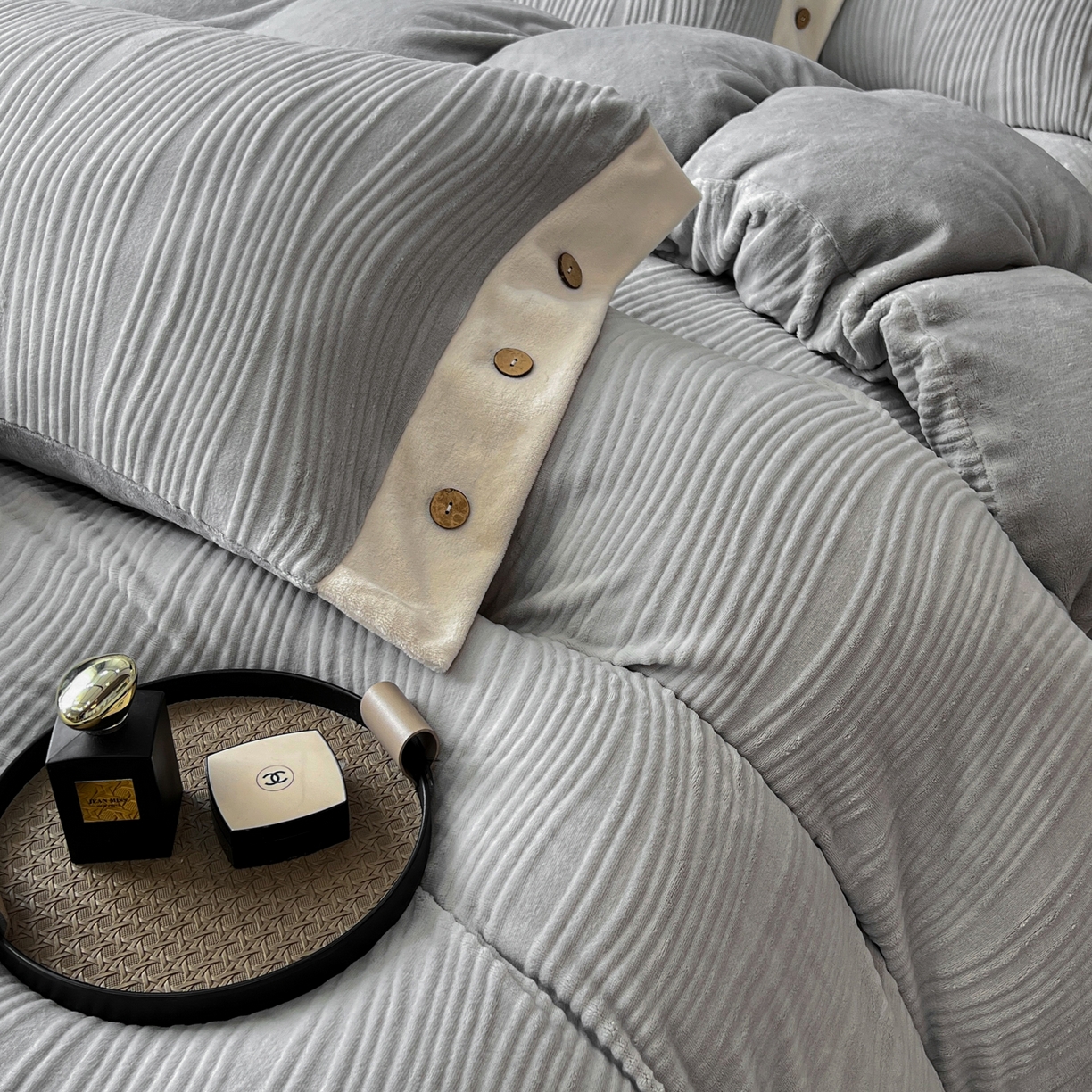 91家纺网 家纺一手货源 找家纺 慕希家纺 2025新款亲肤舒适高克重牛奶绒纽扣款四件套 纽扣款-岛屿灰