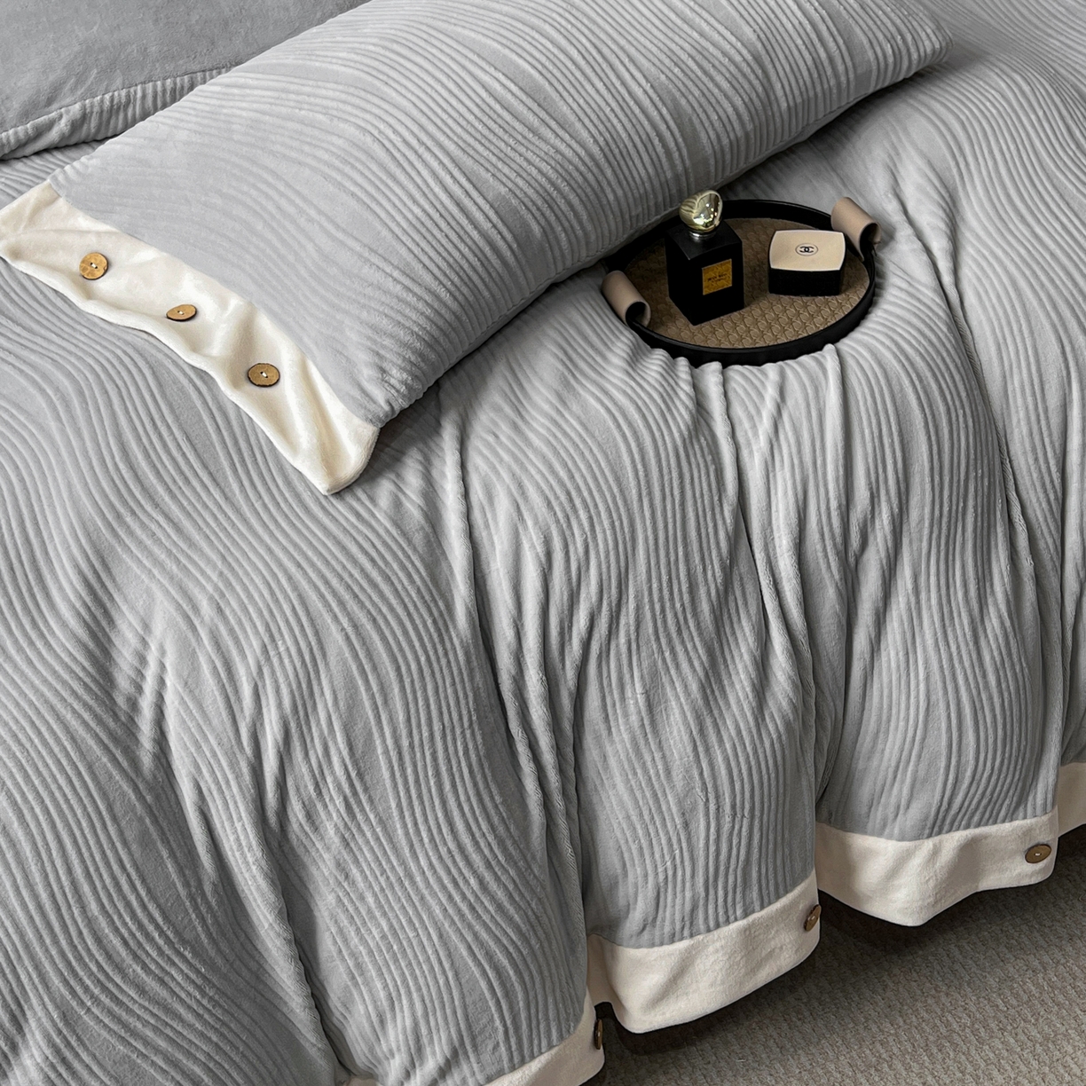 91家纺网 家纺一手货源 找家纺 慕希家纺 2025新款亲肤舒适高克重牛奶绒纽扣款四件套 纽扣款-岛屿灰