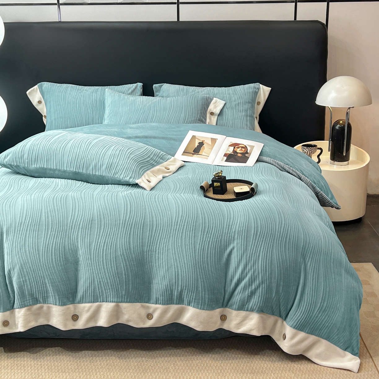 91家纺网 家纺一手货源 找家纺 慕希家纺 2025新款亲肤舒适高克重牛奶绒纽扣款四件套 纽扣款-海茵蓝