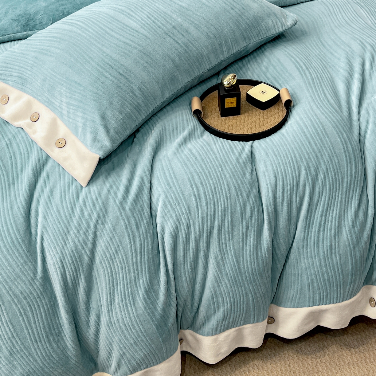 91家纺网 家纺一手货源 找家纺 慕希家纺 2025新款亲肤舒适高克重牛奶绒纽扣款四件套 纽扣款-海茵蓝