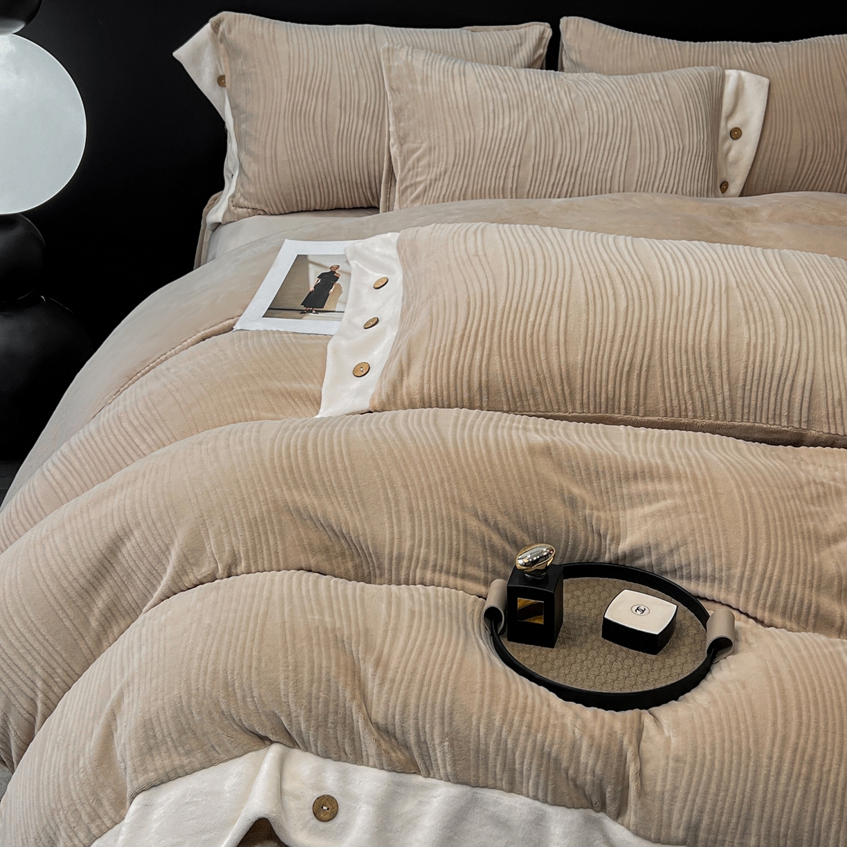 91家纺网 家纺一手货源 找家纺 慕希家纺 2025新款亲肤舒适高克重牛奶绒纽扣款四件套 纽扣款-暮色咖