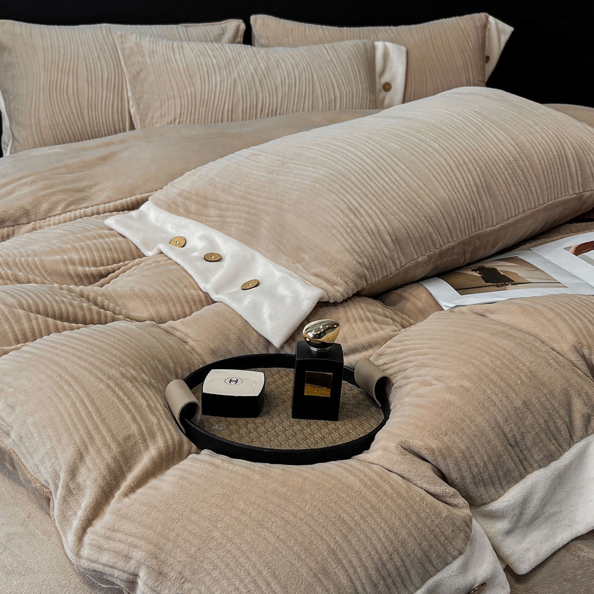 91家纺网 家纺一手货源 找家纺 慕希家纺 2025新款亲肤舒适高克重牛奶绒纽扣款四件套 纽扣款-暮色咖