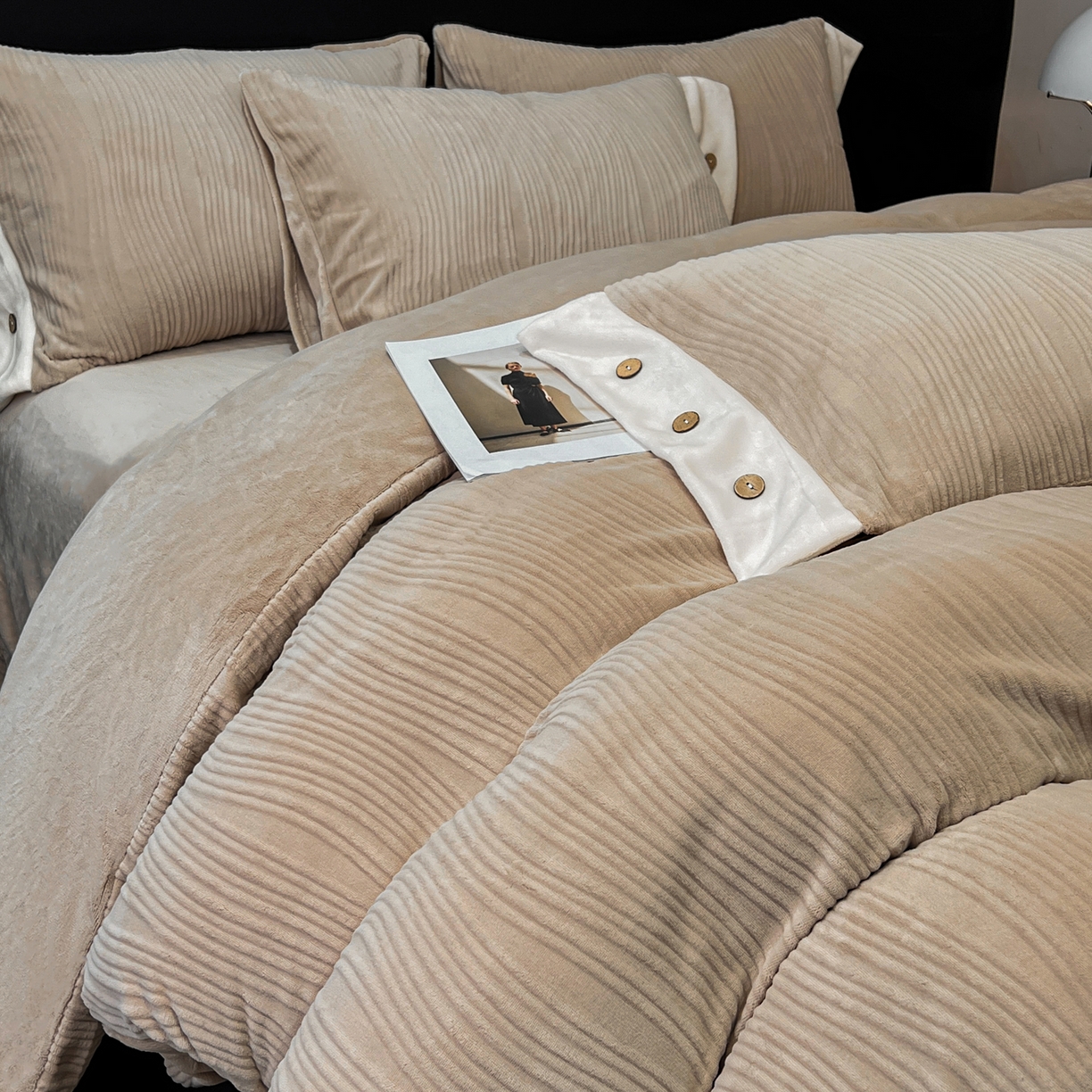 91家纺网 家纺一手货源 找家纺 慕希家纺 2025新款亲肤舒适高克重牛奶绒纽扣款四件套 纽扣款-暮色咖