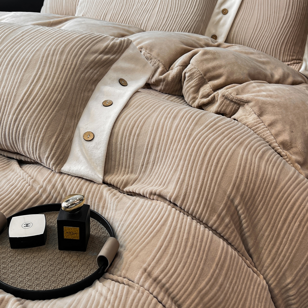 91家纺网 家纺一手货源 找家纺 慕希家纺 2025新款亲肤舒适高克重牛奶绒纽扣款四件套 纽扣款-暮色咖