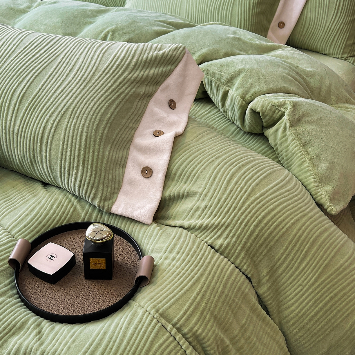 91家纺网 家纺一手货源 找家纺 慕希家纺 2025新款亲肤舒适高克重牛奶绒纽扣款四件套 纽扣款-碧玉绿