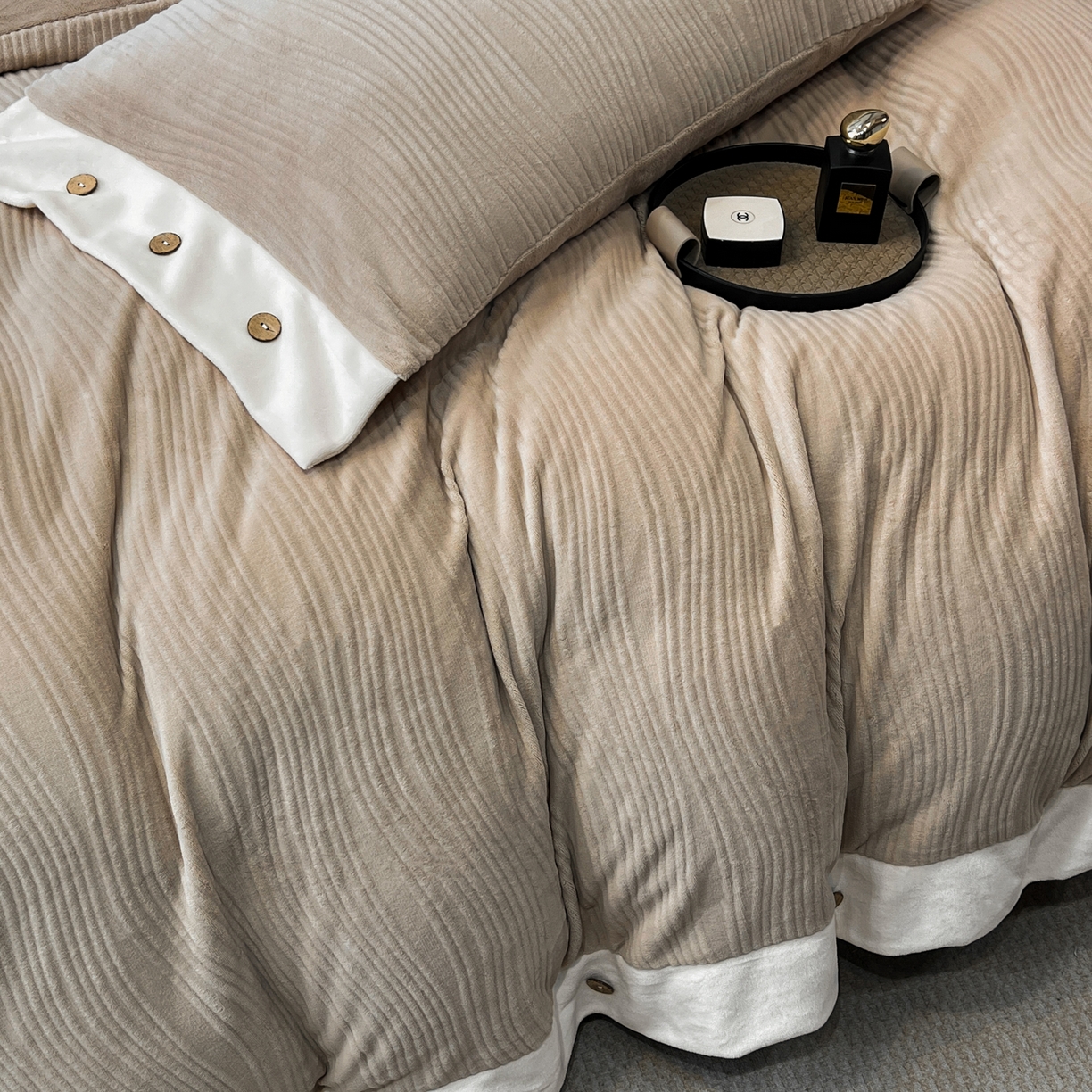 91家纺网 家纺一手货源 找家纺 慕希家纺 2025新款亲肤舒适高克重牛奶绒纽扣款四件套 纽扣款-暮色咖