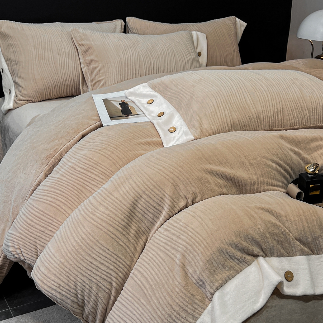 91家纺网 家纺一手货源 找家纺 慕希家纺 2025新款亲肤舒适高克重牛奶绒纽扣款四件套 纽扣款-暮色咖