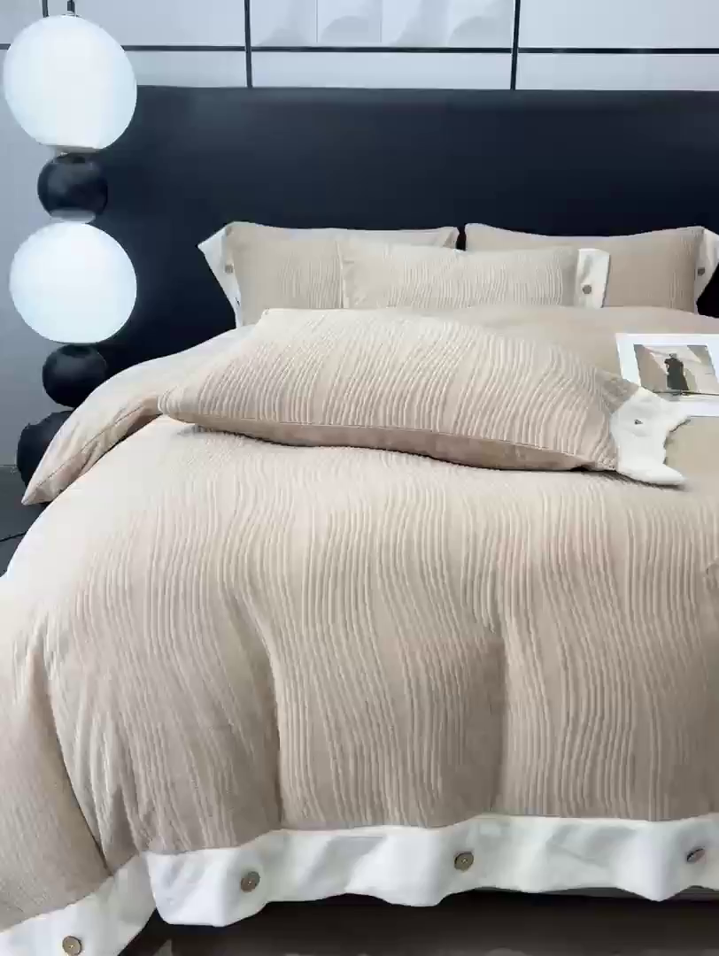 91家纺网 家纺一手货源 找家纺 慕希家纺 2025新款亲肤舒适高克重牛奶绒纽扣款四件套 纽扣款-暮色咖