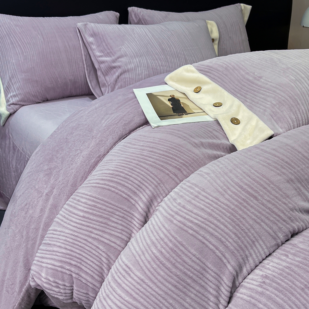 91家纺网 家纺一手货源 找家纺 慕希家纺 2025新款亲肤舒适高克重牛奶绒纽扣款四件套 纽扣款-罗兰紫